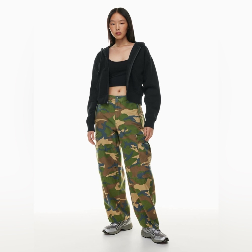Aritzia TNA New Supply Cargo Pants Camo Mid Rise Straight Leg Size 0